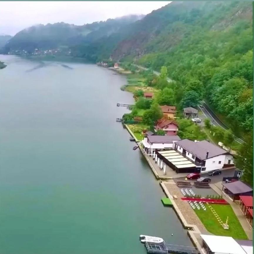 Montekarlo Na Drini Bed & Breakfast Mali Zvornik Ngoại thất bức ảnh